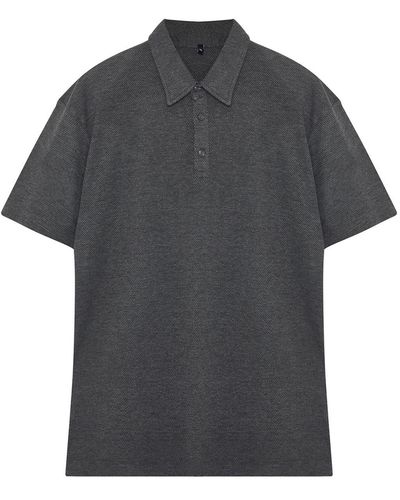 Trendyol Plus size anthrazit t-shirt mit normalem/normalem schnitt und strukturiertem polokragen - Schwarz