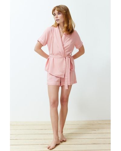 Trendyol Pyjama-set aus viskose mit hemd und shorts aus gewebtem stoff mit gürtel und paspelierung "dried rose" - Pink
