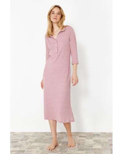 Trendyol Tailliertes nachthemd aus baumwolle – getrocknete rose, knopf- und schlitzdetail - Pink