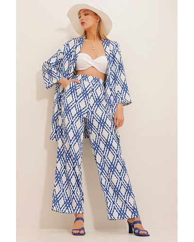 Trend Alaçatı Stili Set aus gemusterter kimonojacke und palazzohose von saks - Blau