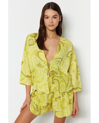 Trendyol Mehrfarbig gemustertes pyjama-set aus viskose-shirt und shorts mit schnürung - Gelb