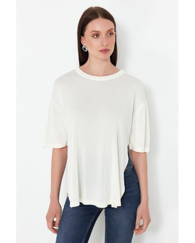 Trendyol Farbenes, drapiertes basic-strick-t-shirt - Weiß