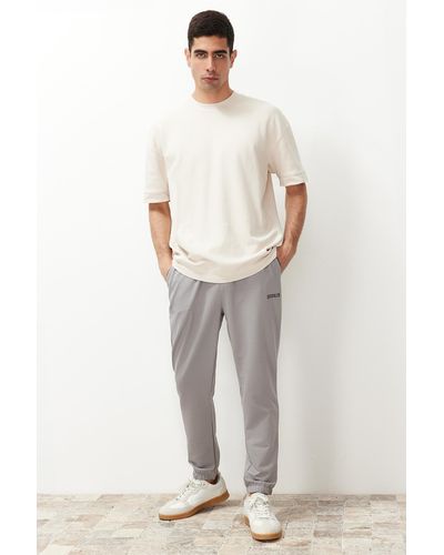 Trendyol E jogginghose mit gummibund und bedruckter paspelierung in normaler passform - Grau