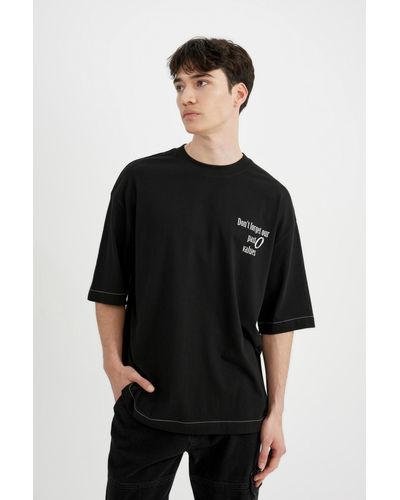 Defacto Locker geschnittenes, bedrucktes t-shirt mit rundhalsausschnitt und kurzen ärmeln - Schwarz