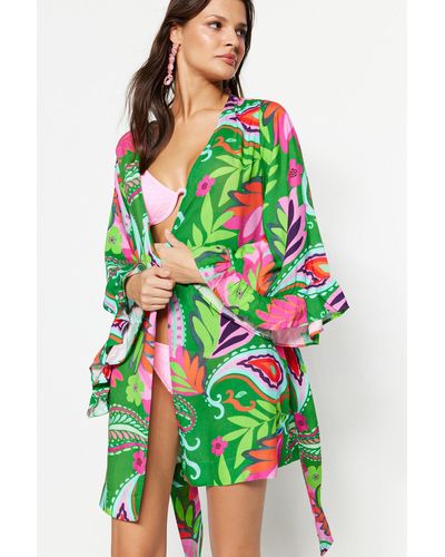 Trendyol Mini-kimono mit gewebtem volant und paisley-muster und gürtel - Grün