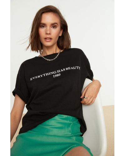 Trendyol Es, locker geschnittenes strick-t-shirt mit rundhalsausschnitt aus 100 % baumwolle mit slogan-aufdruck - Grün
