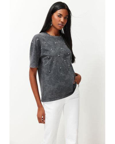 Trendyol Anthrazitfarbenes strick-t-shirt mit detailliertem wasch-/tumble-effekt aus steinzubehör - Grau