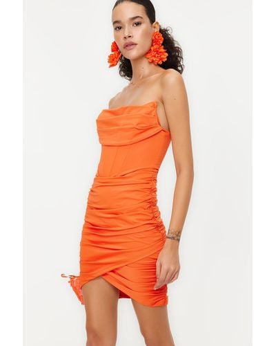 Trendyol Farbenes, figurbetontes, gefüttertes, gestricktes korsett-abendkleid mit detailliertem ausschnitt - Orange