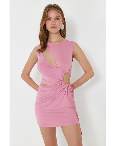 Trendyol , tailliertes mini-strick-strandkleid mit cut-outs/fenster - Pink
