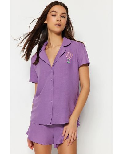 Trendyol Farbenes pyjama-set aus gewebtem hemd und shorts mit stickereien - Lila