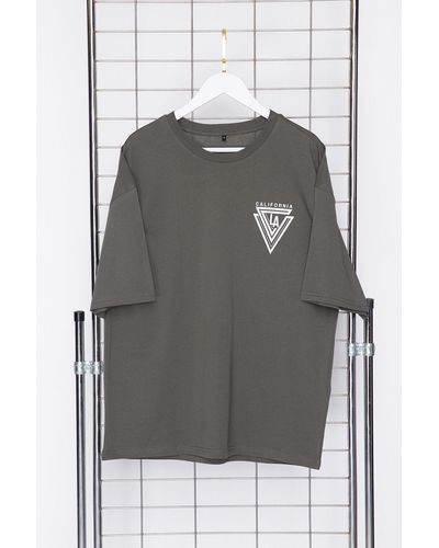 Trendyol Farbenes, übergroßes/weit geschnittenes t-shirt aus 100 % baumwolle mit rundhalsausschnitt und city-aufdruck - Grau