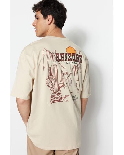 Trendyol Farbenes t-shirt aus 100 % baumwolle mit tropischem arizona city-print in übergröße/weiter passform - Natur
