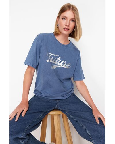 Trendyol Entspannte/bequeme passform, rundhalsausschnitt, gewaschenes strick-t-shirt mit indigo-slogan-aufdruck - Blau