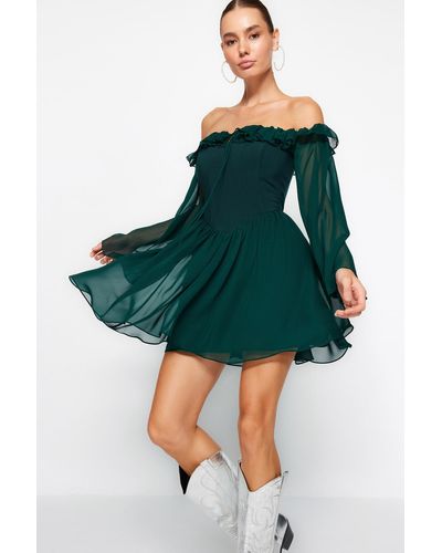 Trendyol Smaragdes, elegantes abendkleid aus chiffon mit offener taille und skater-futter und rüschen - Grün