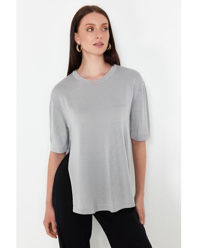 Trendyol Es basic t-shirt aus drapiertem strick - Grau