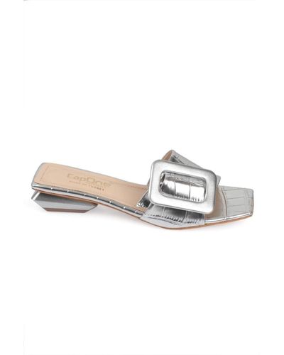 Capone Outfitters Capone buckle hausschuhe mit kurzem absatz in silber - Weiß