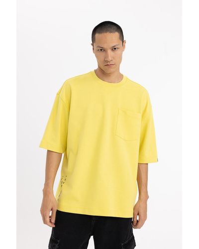 Defacto Locker sitzendes t-shirt aus schwerem stoff mit rundhalsausschnitt und tasche, bedruckt, kurzärmlig, b8126ax23cw - Gelb