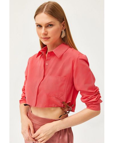 Olalook Hemd aus korallenem seitengürtel mit detailliertem, bauchfreiem webmuster - Rot