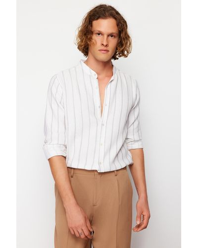 Trendyol Hemd mit normaler passform und hohem kragen aus 100 % baumwolle - Weiß