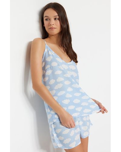 Trendyol Hellblaues pyjama-set aus viskosegewebe mit wolkenmuster und schnürriemen