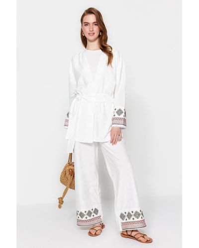 Trendyol Farbenes, gewebtes tunika-hosen-set mit gürtel und ethnischem muster - Weiß