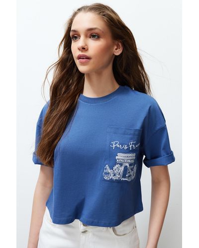 Trendyol Indigofarbenes, kurzes strick-t-shirt aus 100 % baumwolle mit taschen und stickerei-detail - Blau