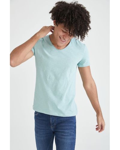 Defacto Slim fit t-shirt aus gekämmter baumwolle mit v-ausschnitt und kurzen ärmeln - Weiß