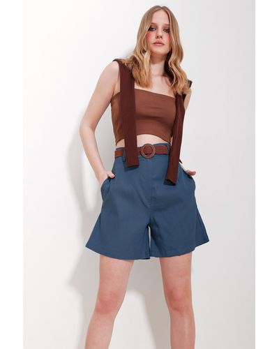 Trend Alaçatı Stili Dunkele gabardine-shorts mit gewebten strohriemen - Blau