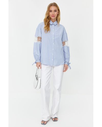 Trendyol Gestreiftes, gewebtes hemd aus er baumwollmischung mit stickerei am ärmel - Blau