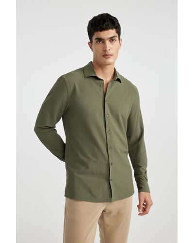 Defacto Modern fit langarmhemd mit polokragen und crinkle-muster - Grün