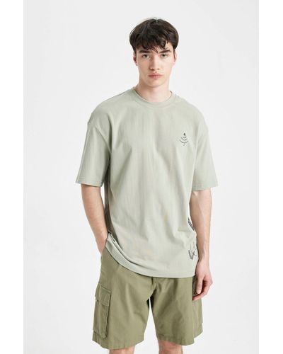Defacto Bedrucktes t-shirt mit rundhalsausschnitt und kurzen ärmeln in bequemer passform - Grün