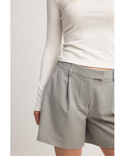 NA-KD Maßgeschneiderte shorts mit nadelstreifen - Grau