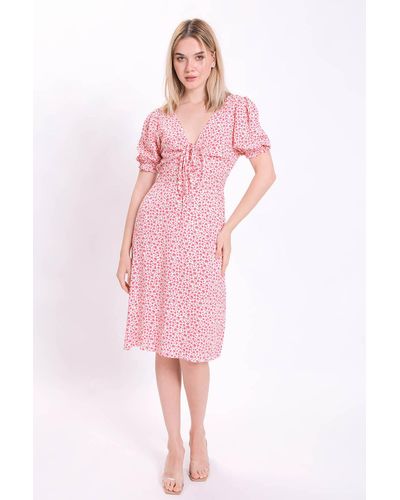 Vitrin Kleid mit knusprigem blumenmuster und geraffter vorderseite - Pink