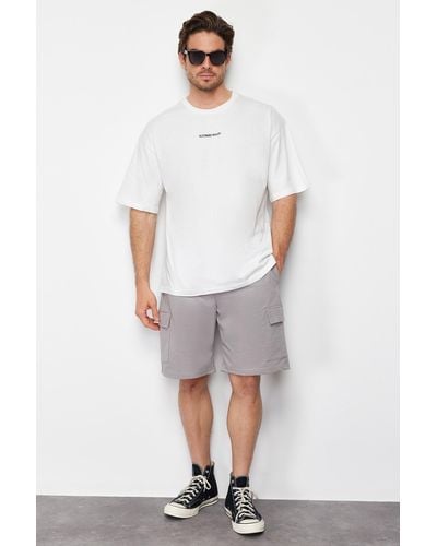 Trendyol E, übergroße/weit geschnittene, versteckte cord-shorts mit gummibund und cargotasche und beschriftung - Weiß