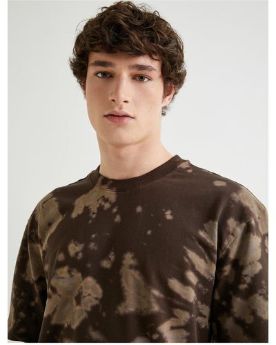 Koton Übergroßes t-shirt mit abstraktem aufdruck, rundhalsausschnitt und kurzen ärmeln - Braun