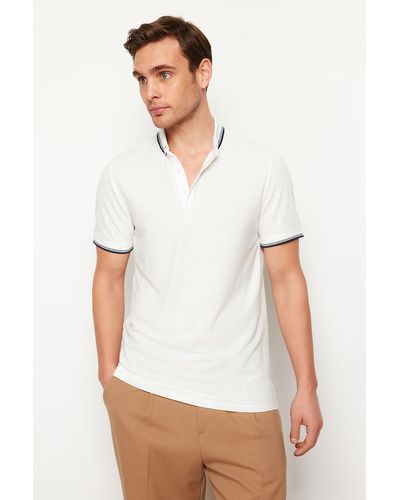 Trendyol Es t-shirt mit polokragen im regulären/normalen schnitt und farbblockmuster - Weiß