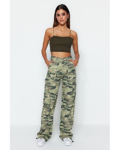 Trendyol E ribstop-jeans mit camouflage-print, hoher taille und weitem bein und cargo-taschen - Grün