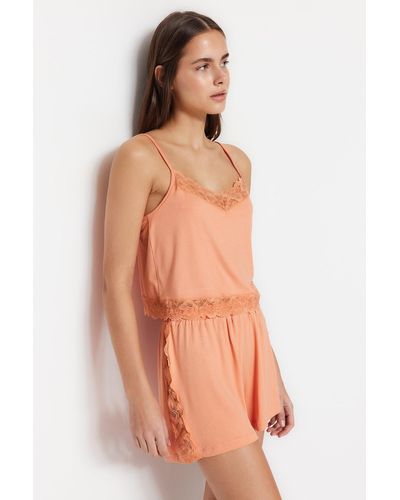 Trendyol Gestricktes pyjama-set mit tanktop und shorts aus lachsfarbener spitze mit detaillierten details - Orange