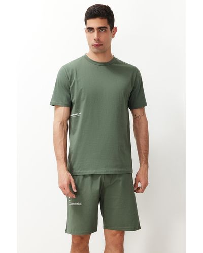 Trendyol Es pyjama-set mit regulärer passform und bedruckten strickshorts - Grün