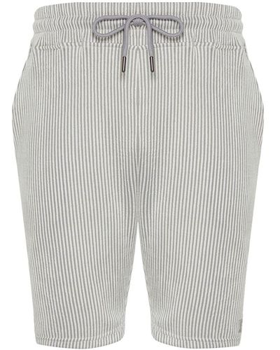 Trendyol Gestreifte shorts mit normalem/normalem schnitt - Grau
