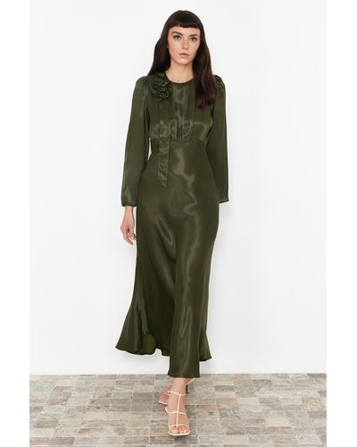 Trendyol Farbenes abendkleid aus gewebtem satin für besondere anlässe mit rosen-details - Grün