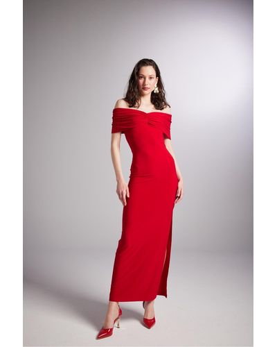 HOLLY LOLLY Langes lilafarbenes kleid mit madonna-kragen und schlitz in - Rot