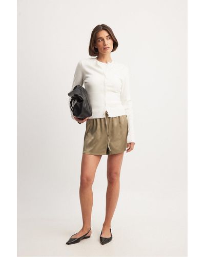 NA-KD Lockere shorts aus satin mit hoher taille - Natur