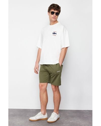 Trendyol Mittellange -shorts mit normalem/normalem schnitt und textdruck - Grün