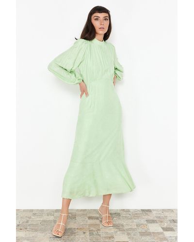 Trendyol Mintes, ungefüttertes hijab-kleid aus gewebtem jacquard mit blumenmuster - Grün