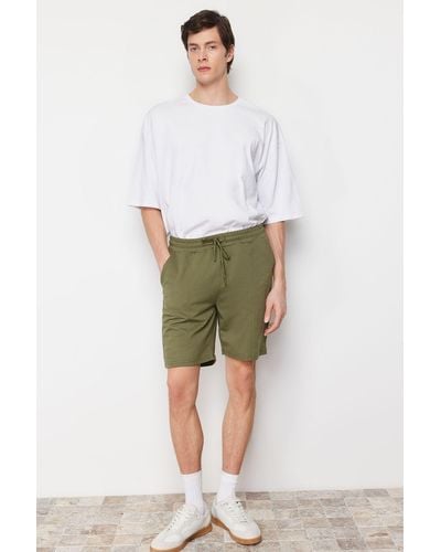 Trendyol Mittellange -shorts mit normalem/normalem schnitt, gummibund, schnürnähten und detaillierten details - Grün