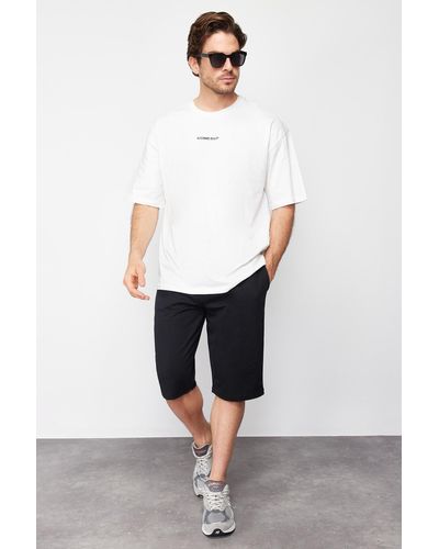 Trendyol Einfache, e, lang geschnittene, schnurgebundene shorts mit gummibund im regulären/normalen schnitt - Weiß