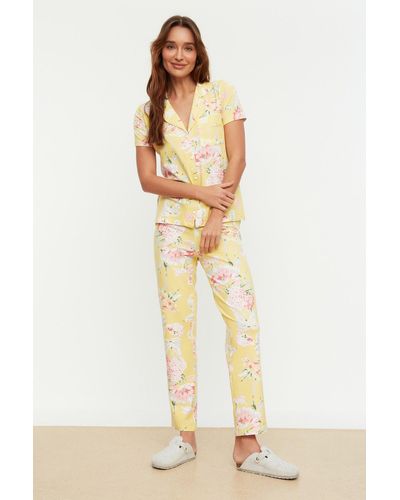 Trendyol Es, gestricktes pyjama-set aus hemd und hose aus 100 % baumwolle mit blumenmuster - Gelb