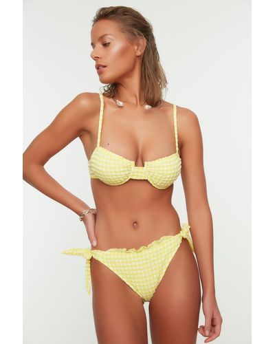 Trendyol E reguläre bikinihose mit gingham-muster und rüschen - Gelb