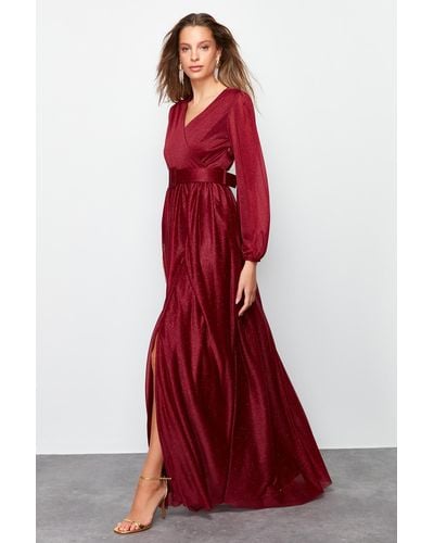Trendyol Langes abendkleid aus rotem satin mit gürtel und details